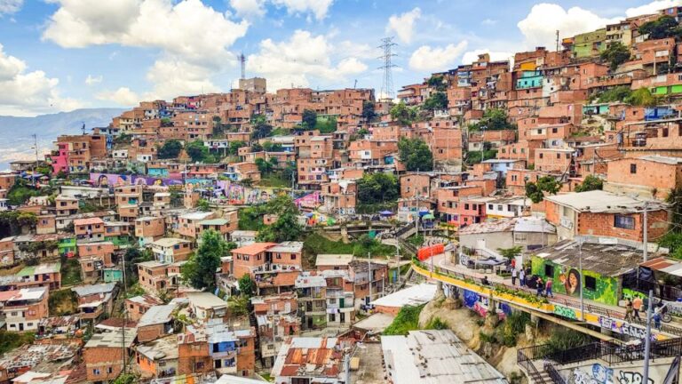 Medellin: Comuna 13 History & Graffiti Tour With Cable Car