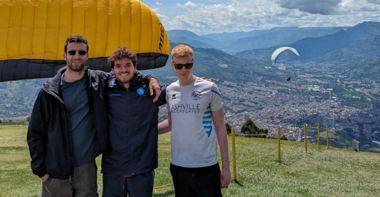 Medellin: Paragliding Tour. Transportation and Snack