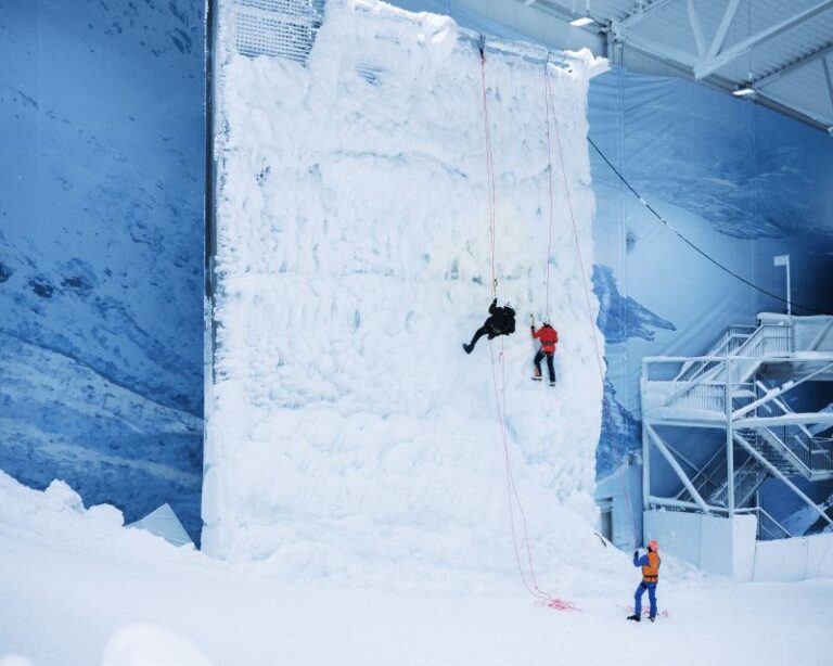 Oslo: Ice Climbing Experience at SNØ Ski Dome