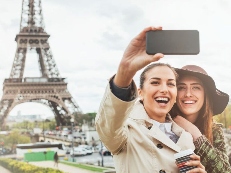 Paris: Eiffel Tower Hosted Tour, Seine Cruise and City Tour