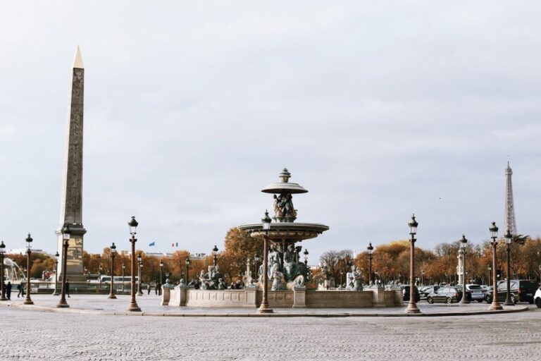 Paris: Guided Tour From Notre-Dame to Champs-Élysées