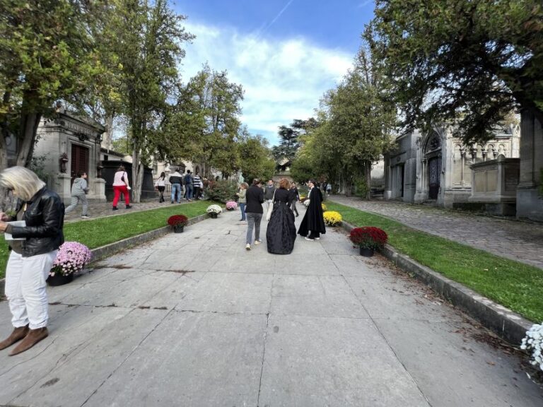 Paris: Haunted Père Lachaise Cemetery Guided Tour