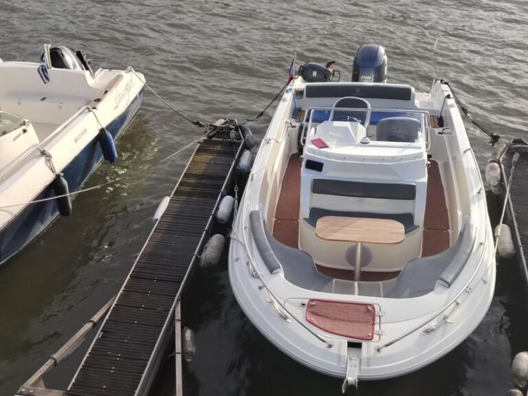 Paris: Private Boat Cruise on Seine River