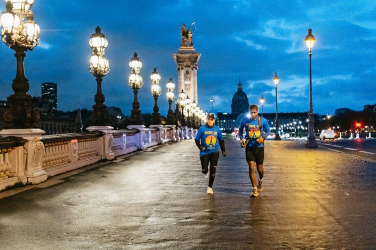 Paris: Sunrise Running and Sightseeing Group Tour