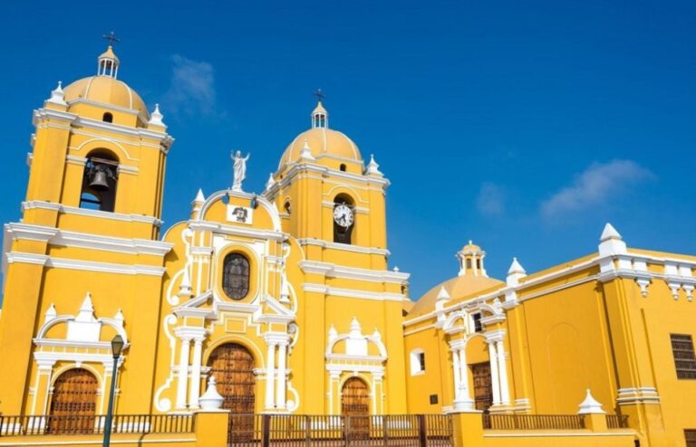 Pedestrian City Tour Around the City of Trujillo