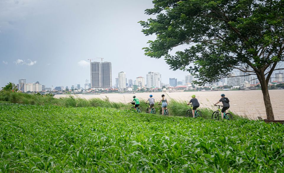 Phnom Penh: Silk Islands Half-Day Bike Tour