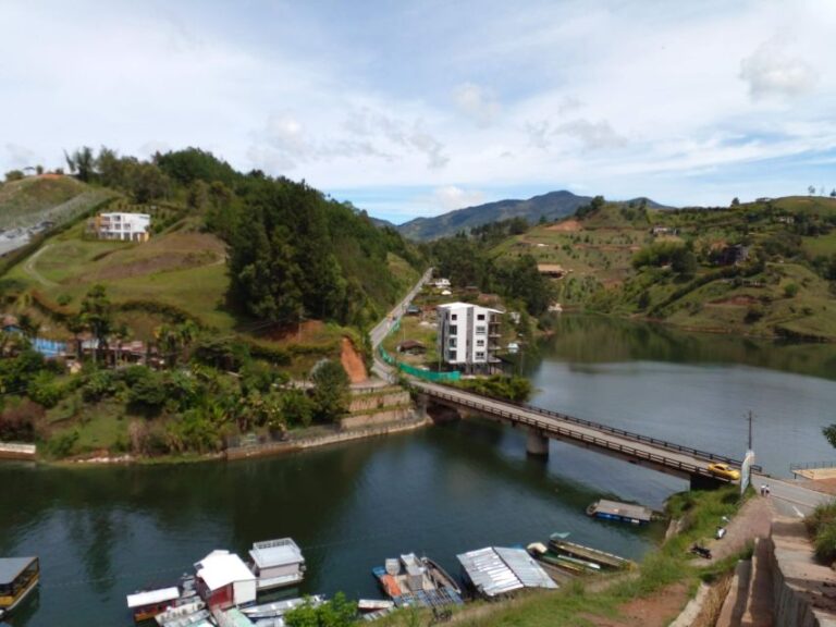 Private Peñol-Guatape Tour: With Breakfast, Lunch, and Boat