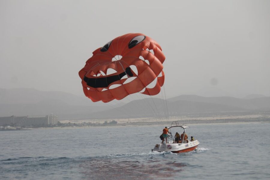 Puerto Del Carmen: 10-Minute Parasailing Expereince