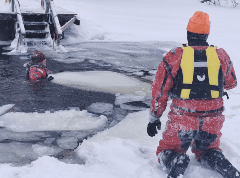 Pyhätunturi: Ice Floating & Sauna Experience - Booking and Payment Options
