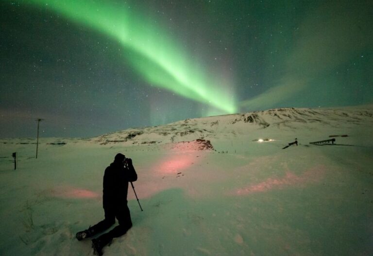 Reykjavik: Northern Lights Group Tour With Photos