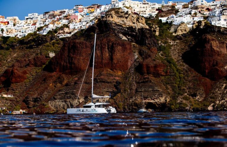 Santorini: Catamaran Caldera Cruise With Meal and Drinks