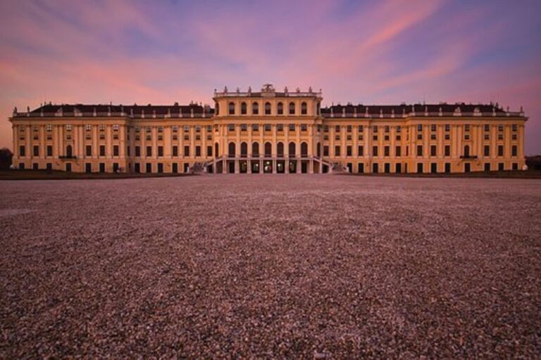 Schönbrunn Grand Tour: Private Skip-the-Line Walking Tour