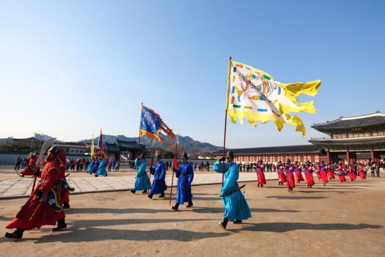 Seoul: Hanbok, Gyeongbokgung and Tongin Market Walking Tour