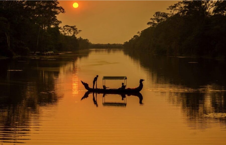 Siem Reap: Angkor Sunset Bike & Boat Tour W/ Drinks & Snacks