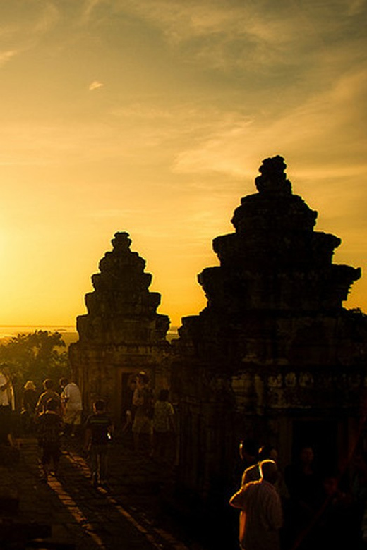 Siem Reap: Private Angkor Wat & Bakheng Mountain Sunset Tour