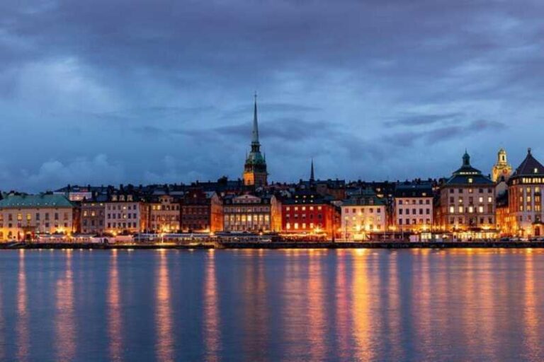 Stockholm: Must-See Attractions Walking Tour With a Guide