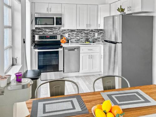 Stylish & Cozy Escape Near the Beach- Free Parking, Backyard, Private, BBQ Review