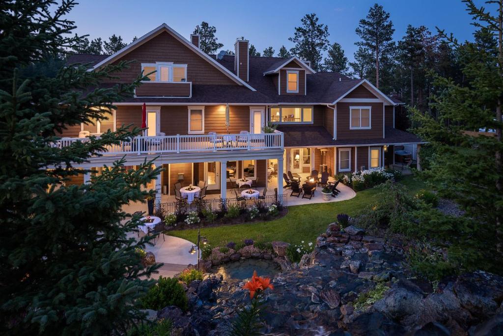 Summer Creek Inn - Overview and Location