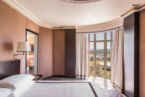 Sunset Tower Hotel - Luxurious Accommodations