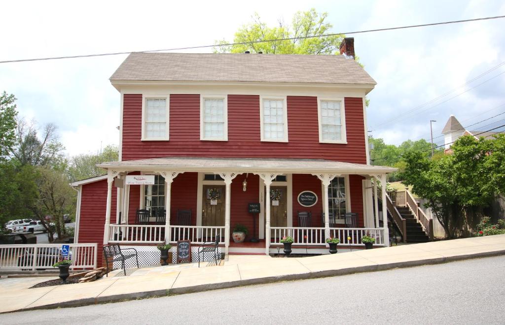 The Dahlonega Square Hotel & Villas - Hotel Overview and Location