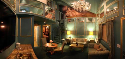 The Roxbury - Hotel Overview and Location