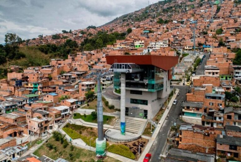 Tour Medellín: Commune 13 and Metro Cable