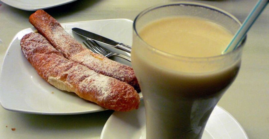 Valencia: Old Town Walking Tour and Traditional Drink