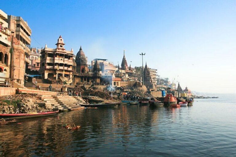 Varanasi: Night Boat Ride, Aarti Ceremony and Dinner