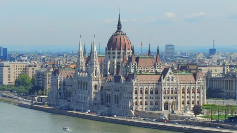 Vienna: Private Day Trip to Budapest