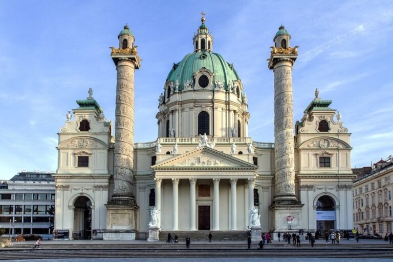 Vienna: Sightseeing Tour in an 8 Seats Electric Classic Car