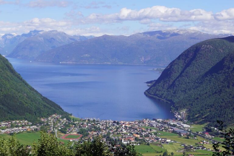 Voss: Guided Fjord & Glacier Tour to Fjærland