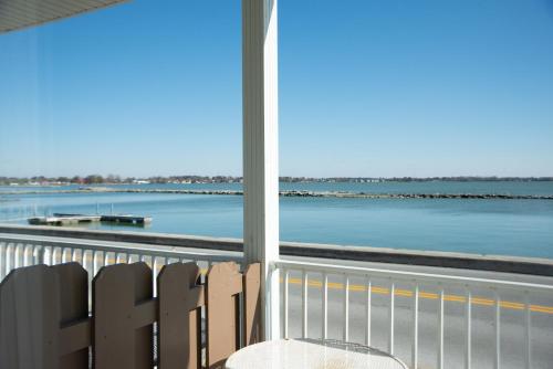 West Bank Inn - Hotel Overview and Location