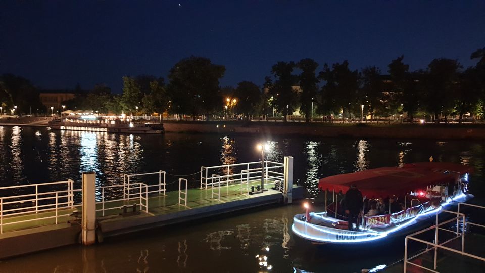 Wrocław: Old City Night Walk and Gondola Ride - Overview of the Experience