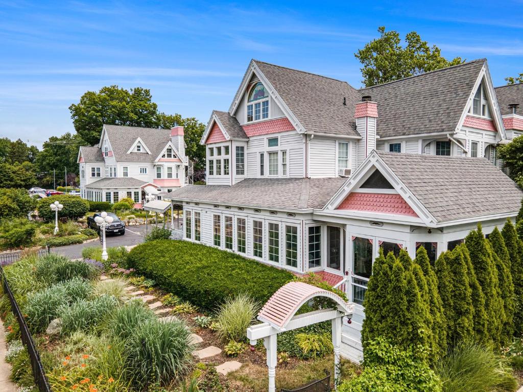 Yelton Manor Bed and Breakfast - Location and Accessibility
