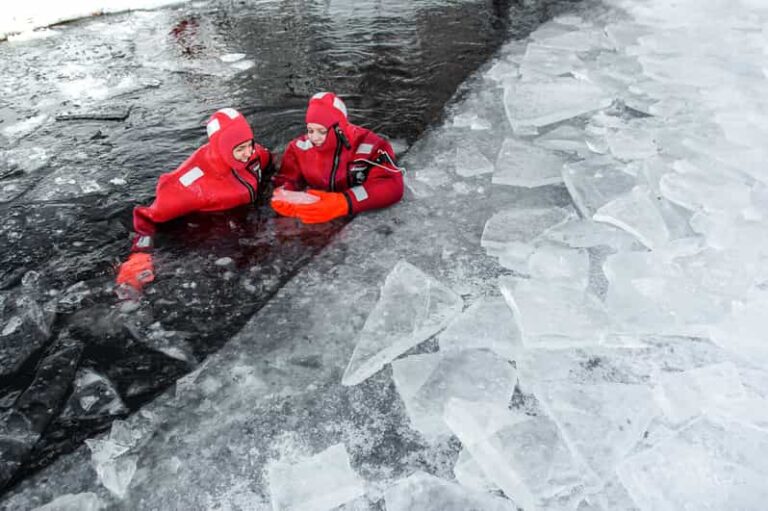 Ylläs: Lake Ylläsjärvi Ice-Floating Experience