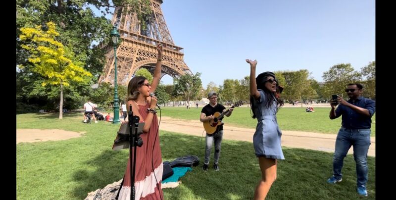 1h30 Live Music Show With Duo Singer-Guitarist in Paris - Key Points