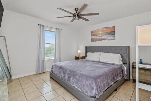 8 Min to Beach Wonderful Stay at Modern 3BR - Key Amenities