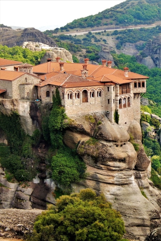 Athens: 2-Day Meteora Tour in Spanish With Guide & Hotel - Detailed Itinerary Breakdown