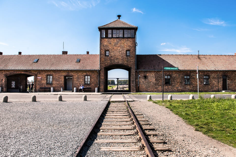 Auschwitz-Birkenau & Wieliczka Salt Mine: Day Tour & Lunch - Auschwitz-Birkenau Visit