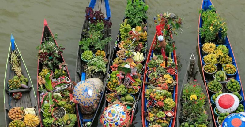 Bangkok: Maeklong Railway & Amphawa Floating Market Tour - Maeklong Railway Market