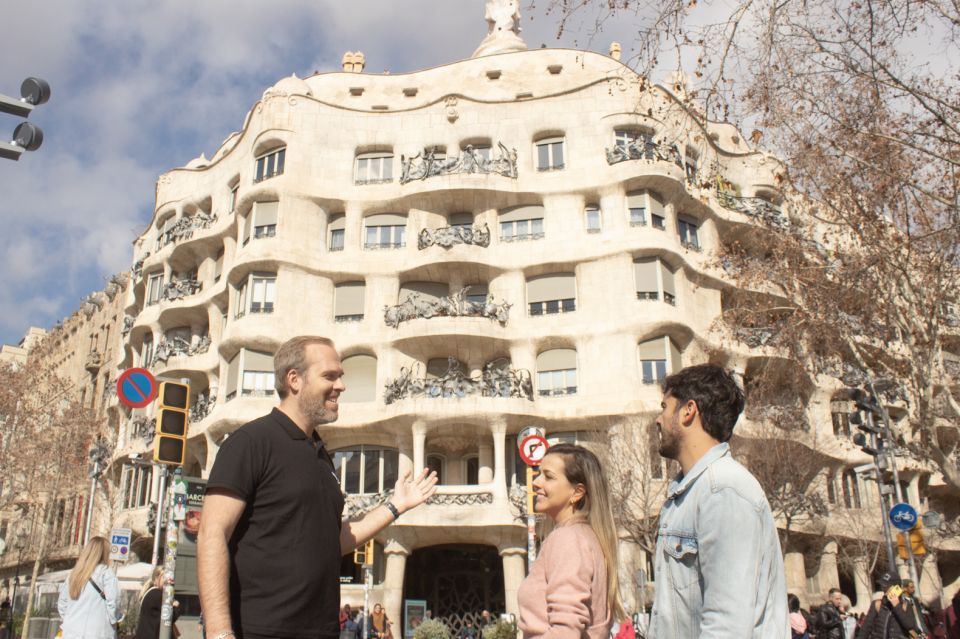 Barcelona: City Highlights Walking Tour With Sagrada Familia - Itinerary Highlights