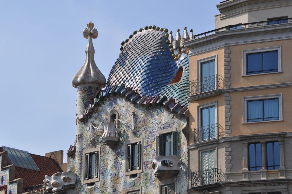 Barcelona: Discover Gaudi Architectural Guided Tour - Experience Highlights