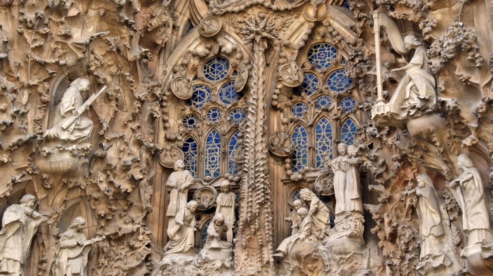 Barcelona: Exclusive Sagrada Familia Private Guided Tour - Tour Features