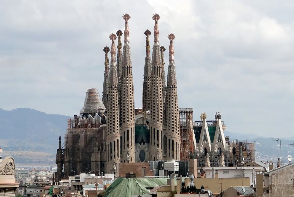 Barcelona: Fast Track Guided Tour of Sagrada Familia - Experience Highlights