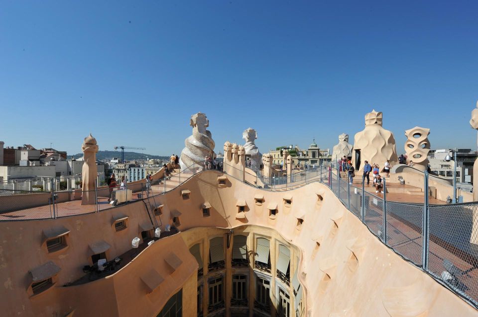 Barcelona: Sagrada Família and Gaudí Houses Tour - Itinerary Highlights