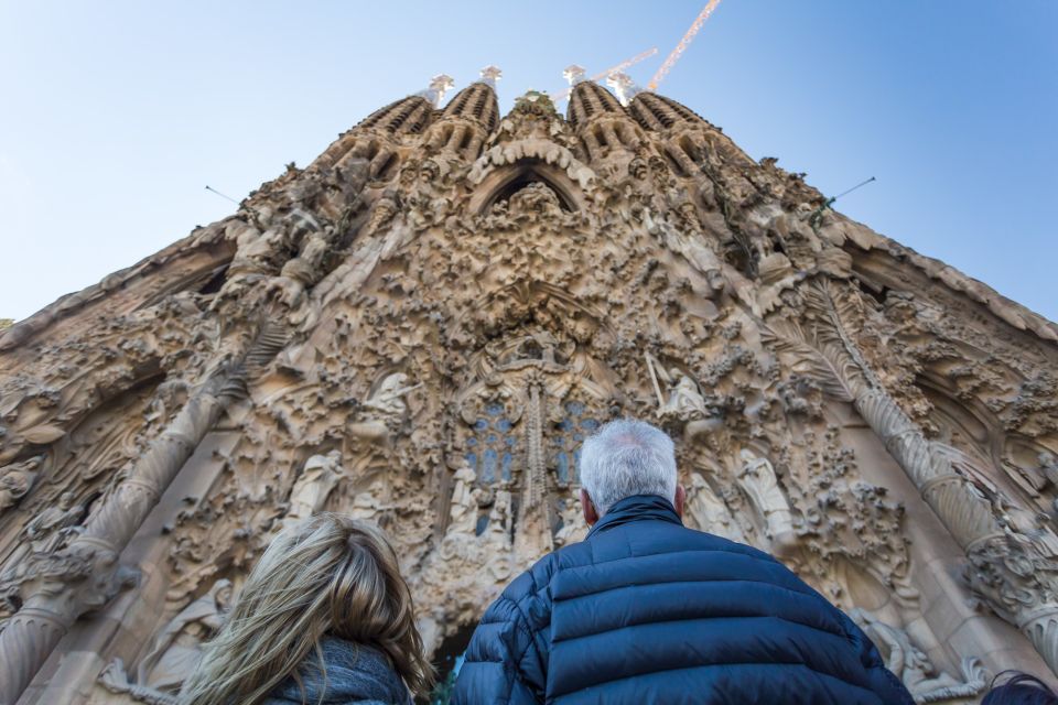 Barcelona: Sagrada Familia Tour With Tower Access Option - Tour Experience and Itinerary