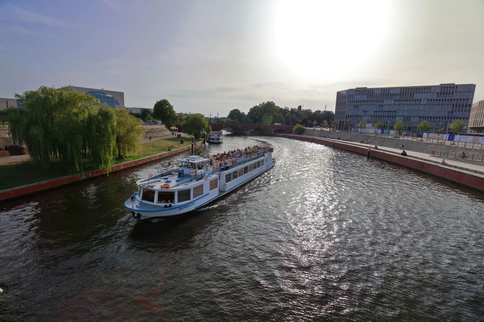 Berlin: Evening City Sightseeing Cruise - Sights to See