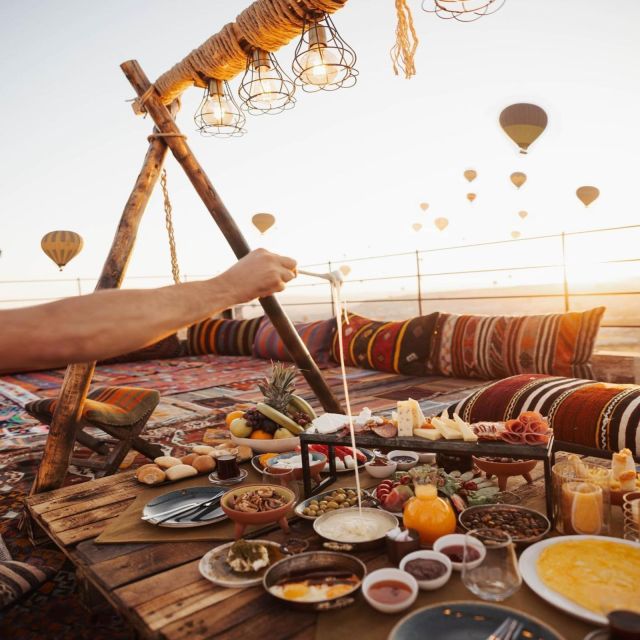 Breakfast in Cappadocia at Carpet Terrace With Balloons - Logistics and Booking