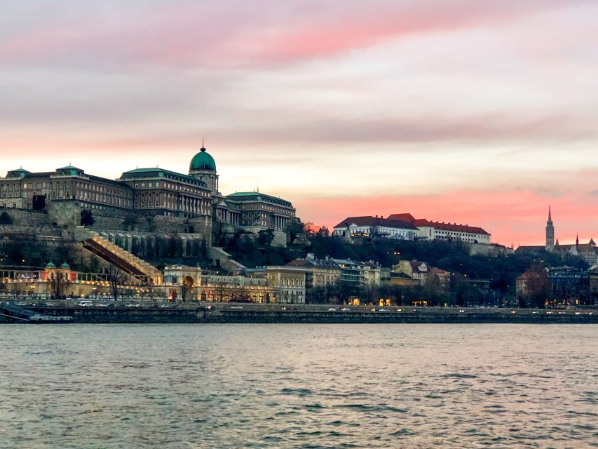 Budapest: 1-Hour Evening Sightseeing Cruise With Drink - Detailed Itinerary