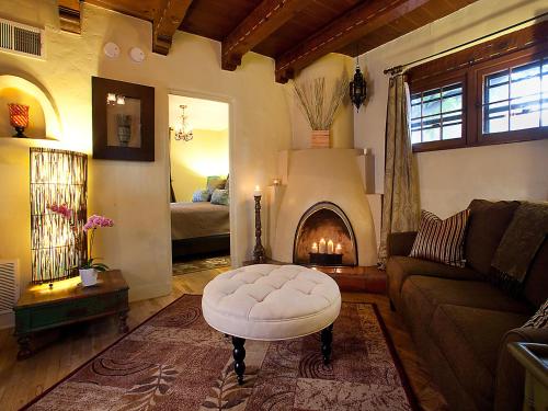 Casa De Tres Lunas/House of Three Moons - Prime Location in Santa Fe